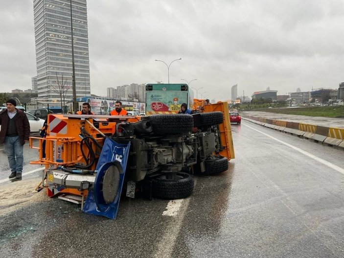 Kadıköy’de devrilen, İBB’ye bağlı kar küreme aracının sürücüsü alkollü çıktı -3
