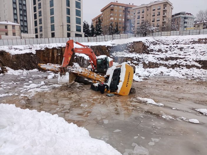 - Ataşehir'de kepçe suya gömüldü, operatör aranıyor (1) -2