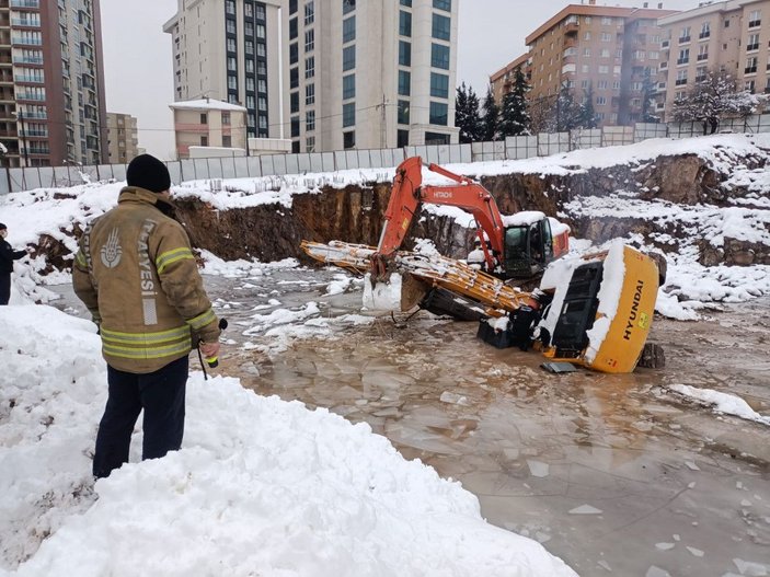 - Ataşehir'de kepçe suya gömüldü, operatör aranıyor (1) -3