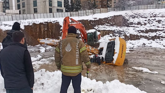 - Ataşehir'de kepçe suya gömüldü, operatör aranıyor (1) -1