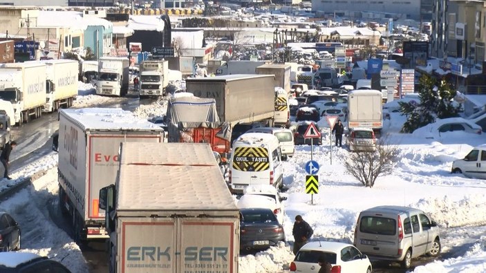 Hadımköy'de yollara bırakılan araçlar nedeniyle trafik durma noktasına geldi -6