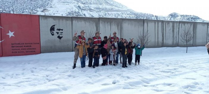 Jandarma, karakol önünde çocuklarla kar topu oynadı, kardan adam yaptı -3