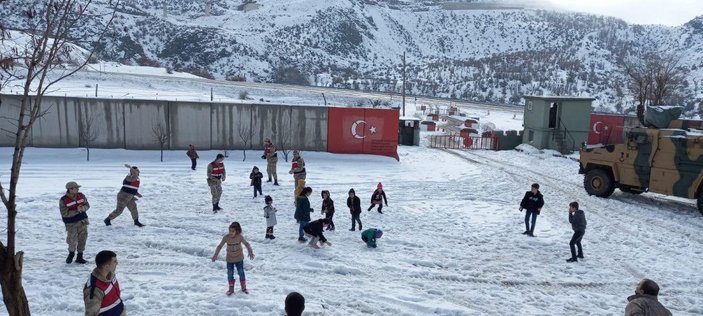 Jandarma, karakol önünde çocuklarla kar topu oynadı, kardan adam yaptı -1