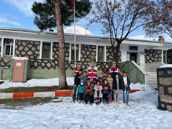 Jandarma, karakol önünde çocuklarla kar topu oynadı, kardan adam yaptı -2