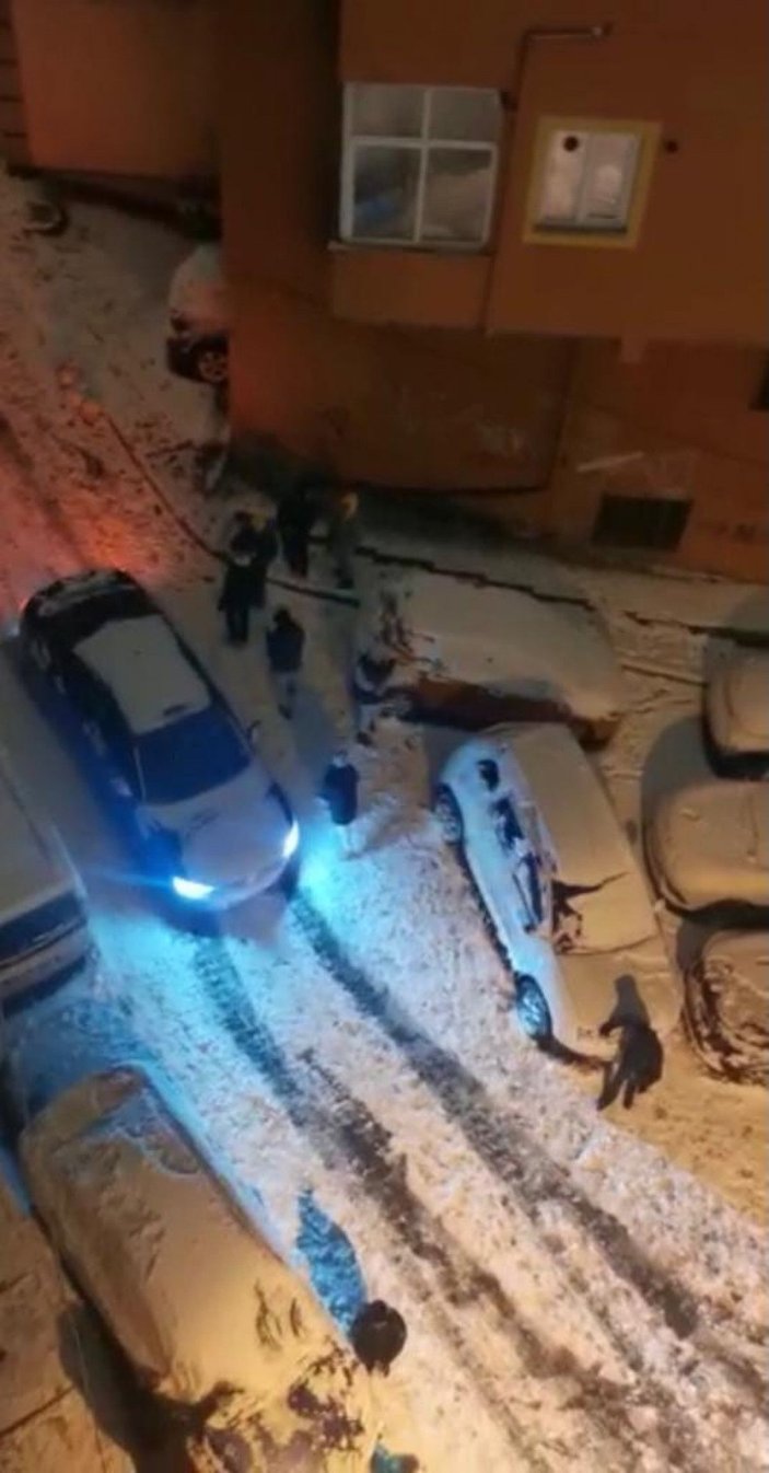 Kağıthane'de buzda kayan otomobil sokağı birbirine kattı -5