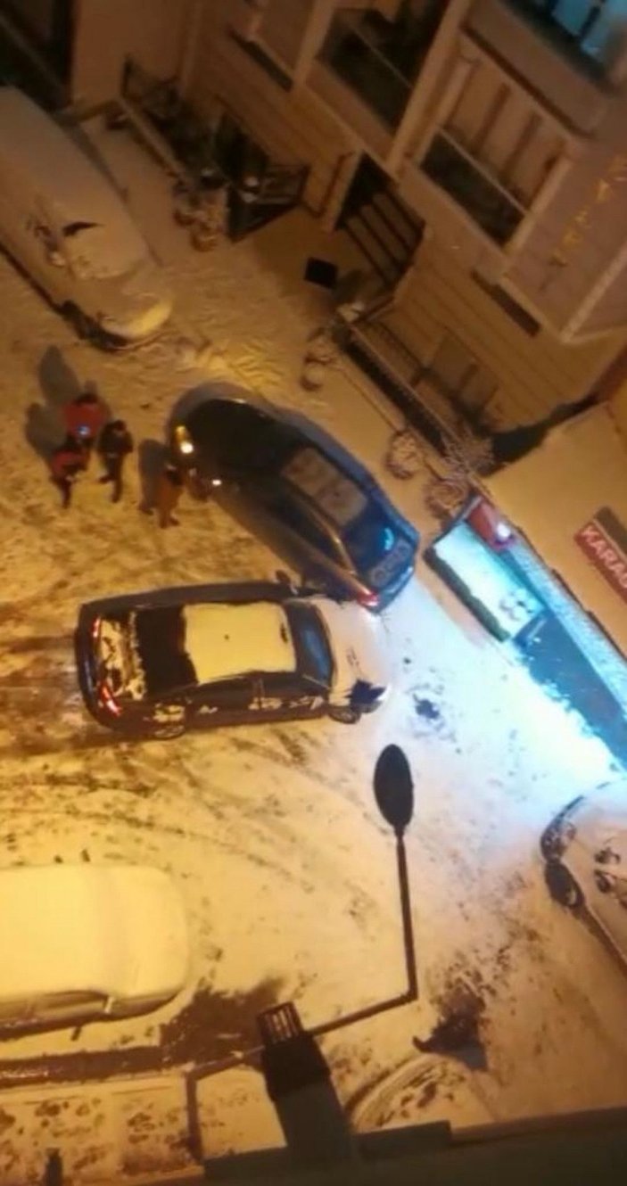 Kağıthane'de buzda kayan otomobil sokağı birbirine kattı -4