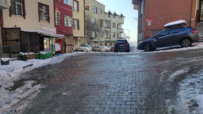 Kağıthane'de buzda kayan otomobil sokağı birbirine kattı -3