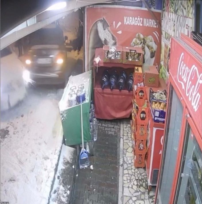 Kağıthane'de buzda kayan otomobil sokağı birbirine kattı -1
