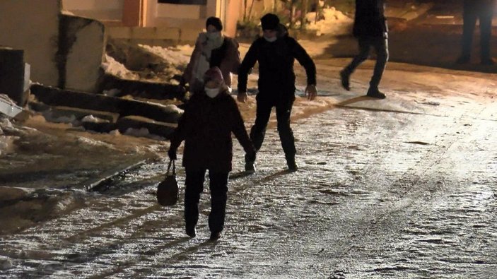 Maltepe'de sokak buz pistine döndü; vatandaşlar yürümekte zorlandı -1