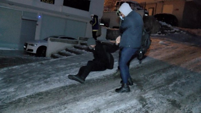 Maltepe'de sokak buz pistine döndü; vatandaşlar yürümekte zorlandı -3