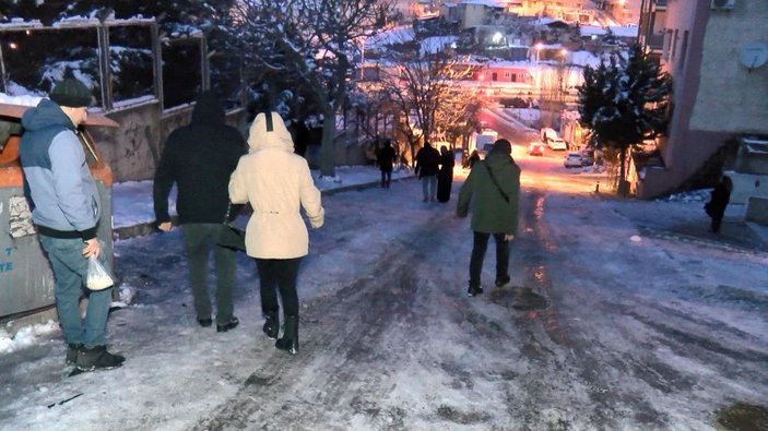 Maltepe'de sokak buz pistine döndü; vatandaşlar yürümekte zorlandı -10