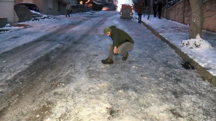 Maltepe'de sokak buz pistine döndü; vatandaşlar yürümekte zorlandı -6