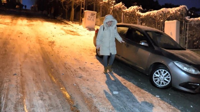 Maltepe'de sokak buz pistine döndü; vatandaşlar yürümekte zorlandı -2