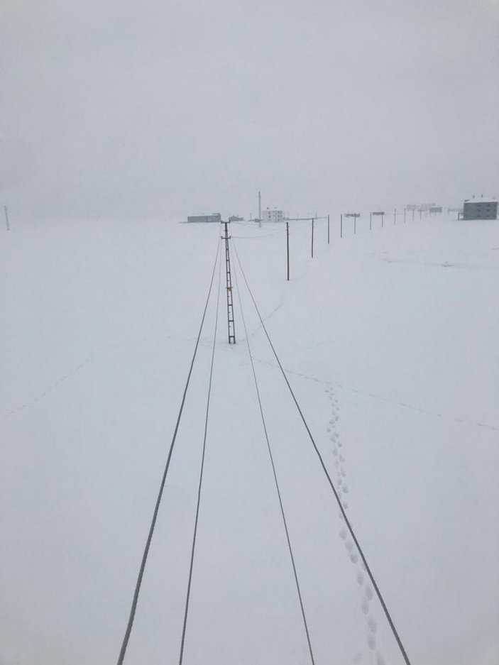 1 metre karda yürüyerek bölgeye ulaşıp arızaları giderdiler -5