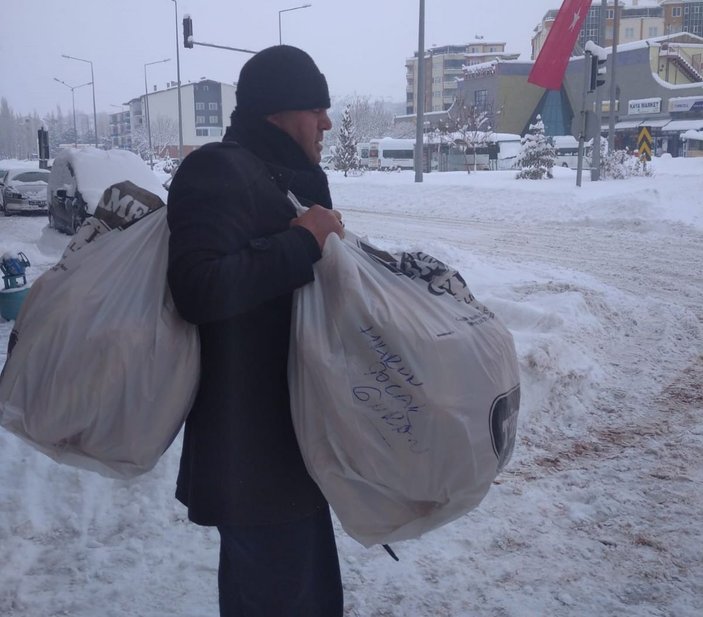 Kar nedeniyle evlerinden çıkamayanlara sırtında ekmek taşıdı -1