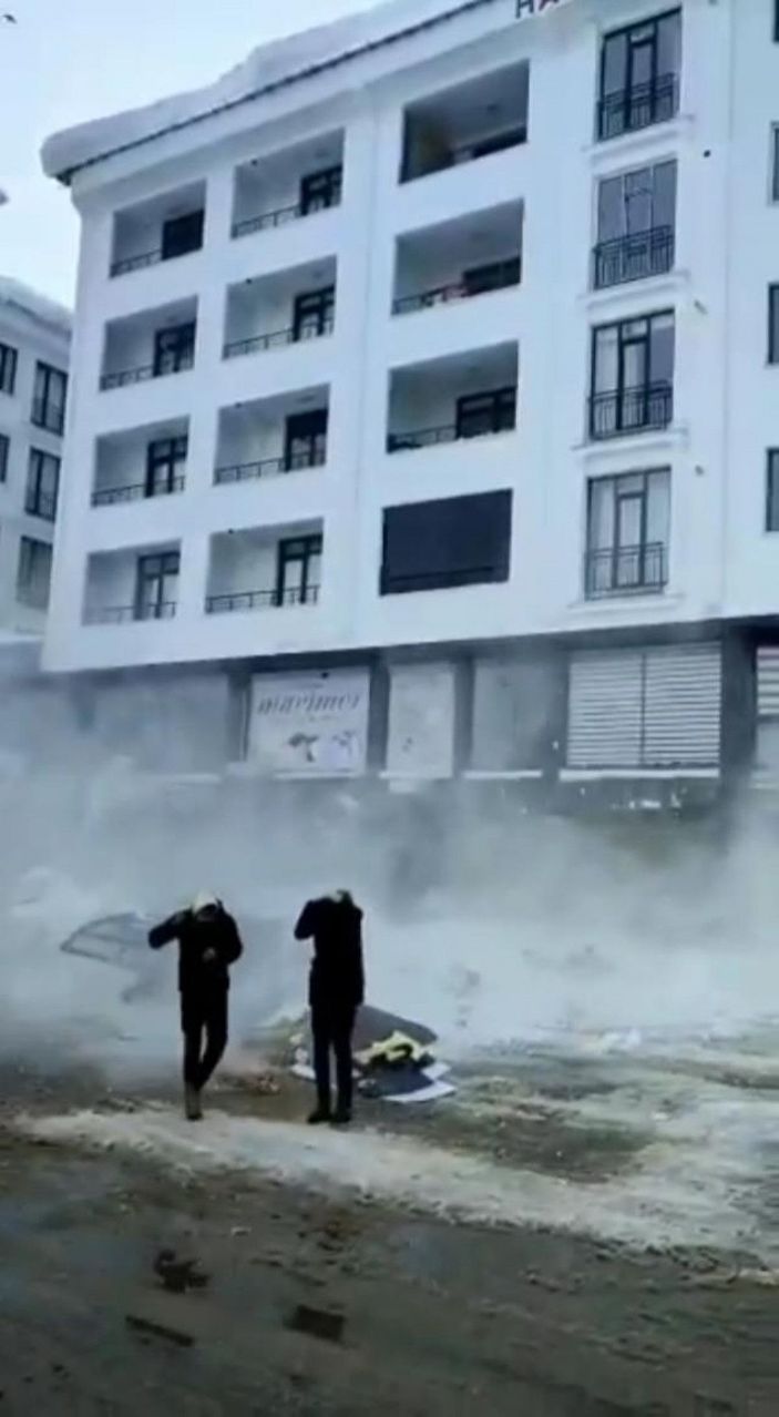 Çatıdan düşen kar kütleleri korkuttu -1