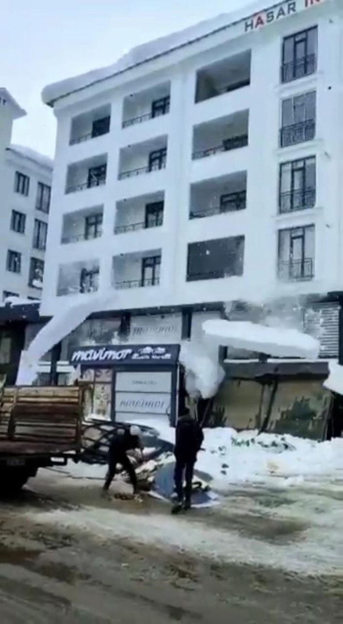 Çatıdan düşen kar kütleleri korkuttu -4