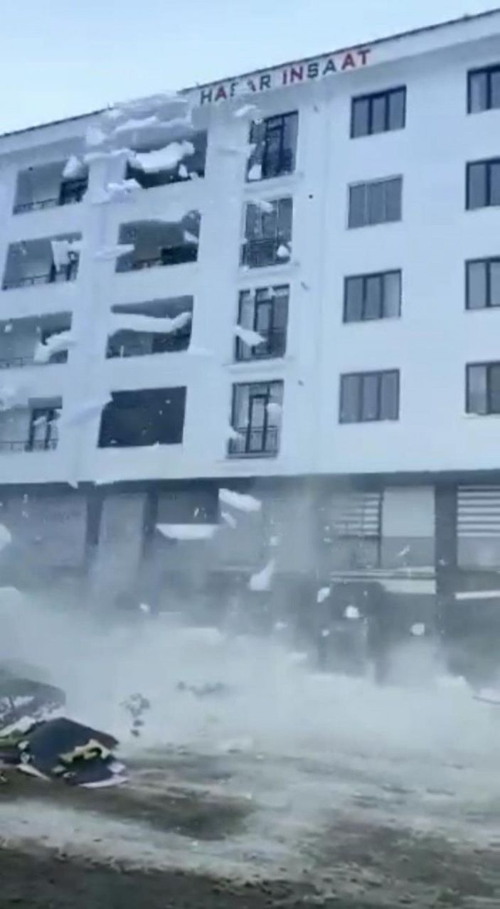 d Çatıdan düşen kar kütleleri korkuttu -5