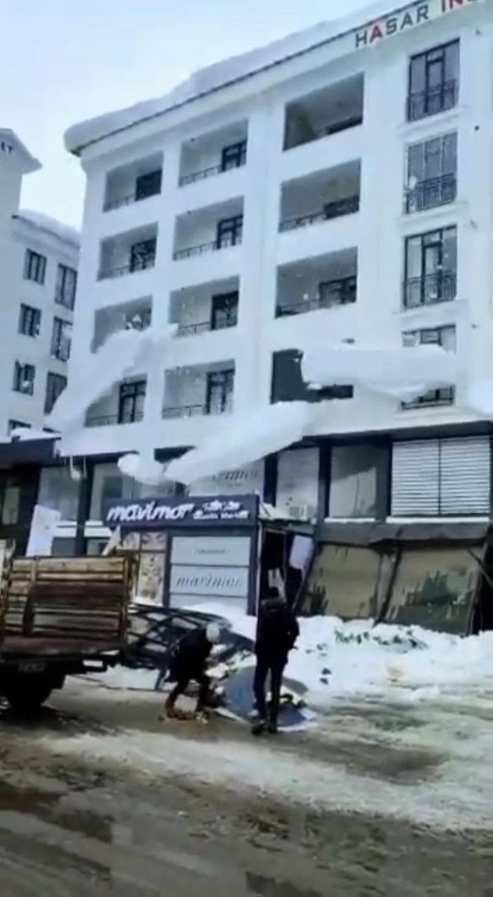 Çatıdan düşen kar kütleleri korkuttu -3