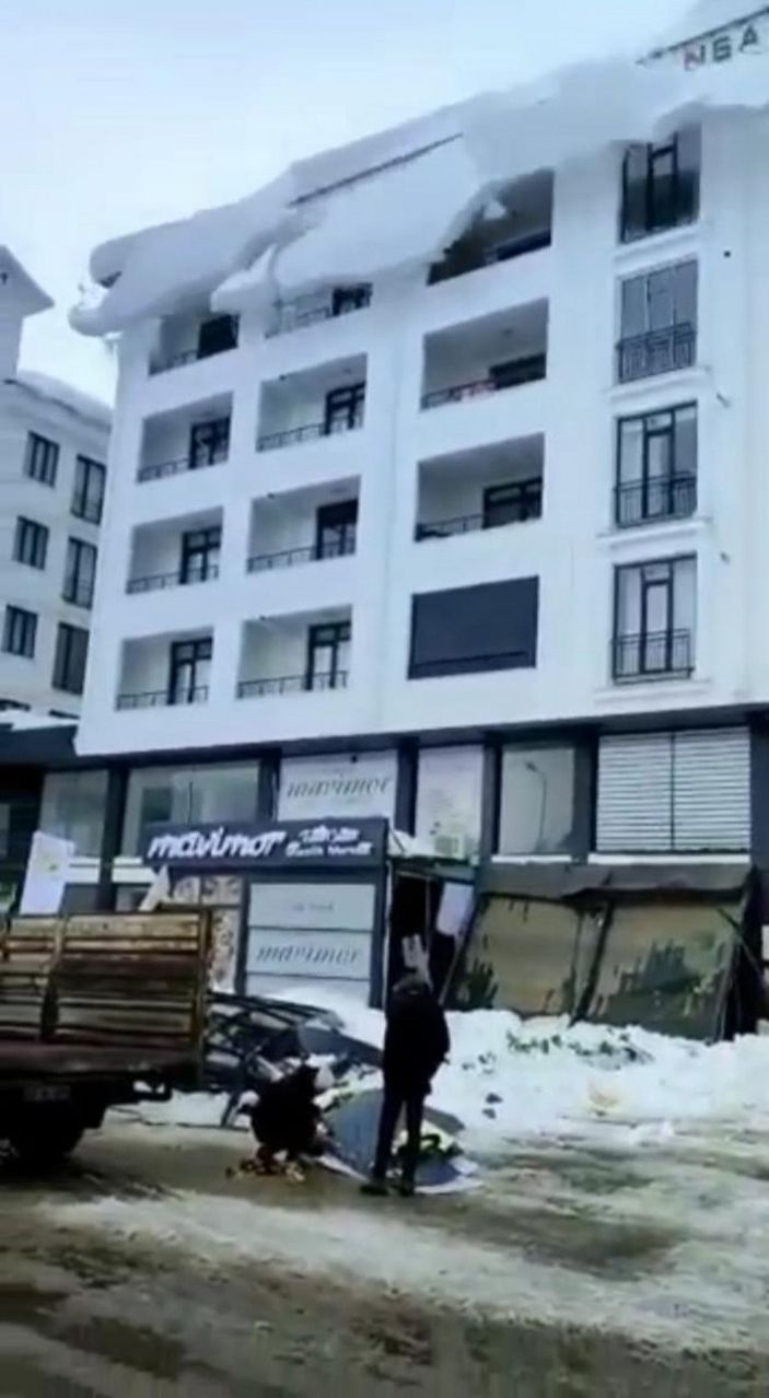 Çatıdan düşen kar kütleleri korkuttu -2