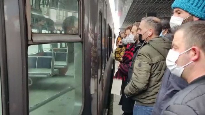 Metro arızalandı, yolcular durakta bekledi -5