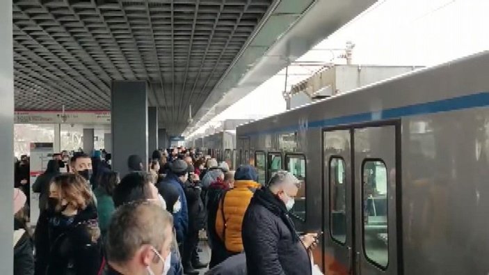 Metro arızalandı, yolcular durakta bekledi -8
