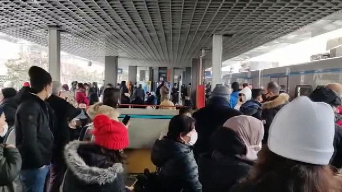 Metro arızalandı, yolcular durakta bekledi -7