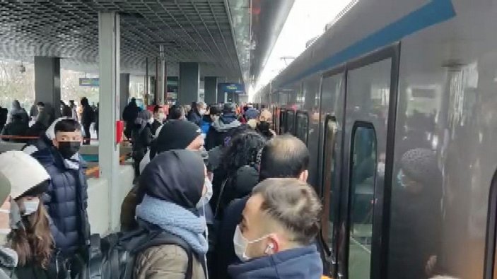 Metro arızalandı, yolcular durakta bekledi -6