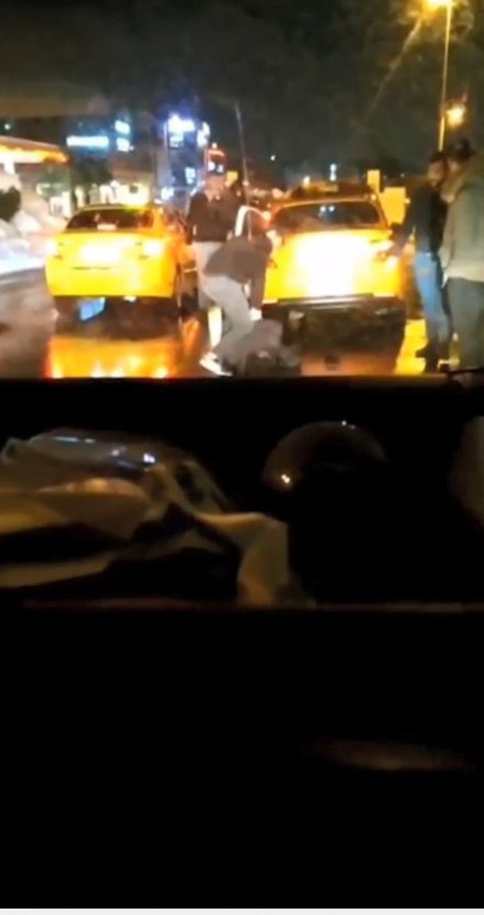 Taksi çalan şüpheliyi taksiciler yakalayıp polise teslim etti -2