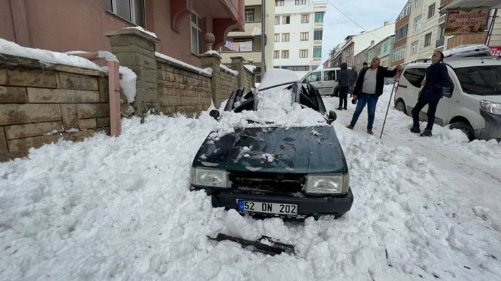  Arnavutköy'de çatıdan düşen kar kütlesi otomobilin tavanını çökertti -3