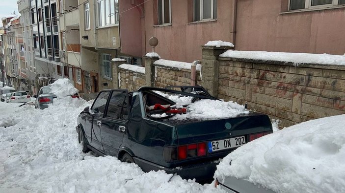 Arnavutköy'de çatıdan düşen kar kütlesi otomobilin tavanını çökertti -1