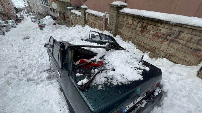  Arnavutköy'de çatıdan düşen kar kütlesi otomobilin tavanını çökertti -2
