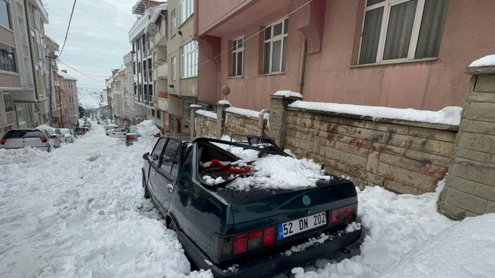  Arnavutköy'de çatıdan düşen kar kütlesi otomobilin tavanını çökertti -4