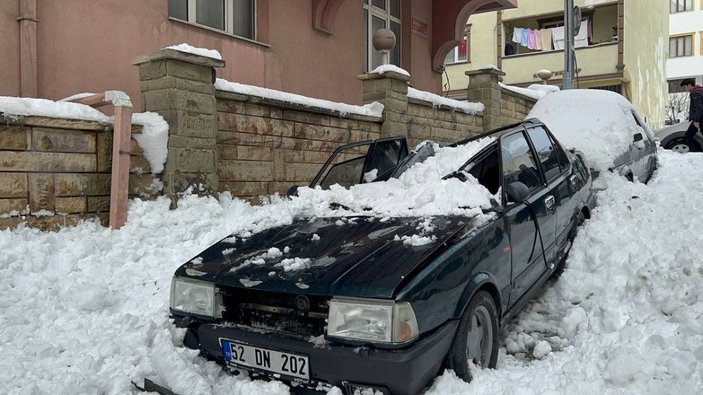  Arnavutköy'de çatıdan düşen kar kütlesi otomobilin tavanını çökertti -6