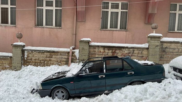  Arnavutköy'de çatıdan düşen kar kütlesi otomobilin tavanını çökertti -5