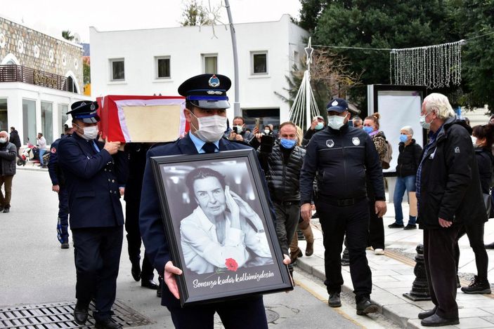 Sanatçı Fatma Girik, Bodrum'da son yolculuğuna uğurlandı -6