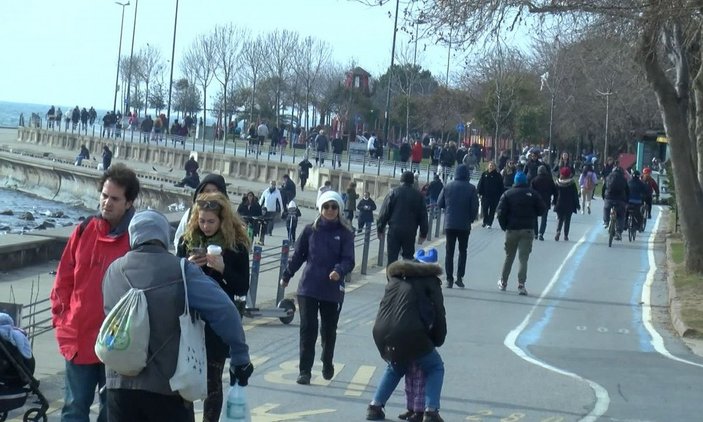 Kadıköy'de pazar hareketliliği, kimileri yüzdü kimileri yürüyüş yaptı -5