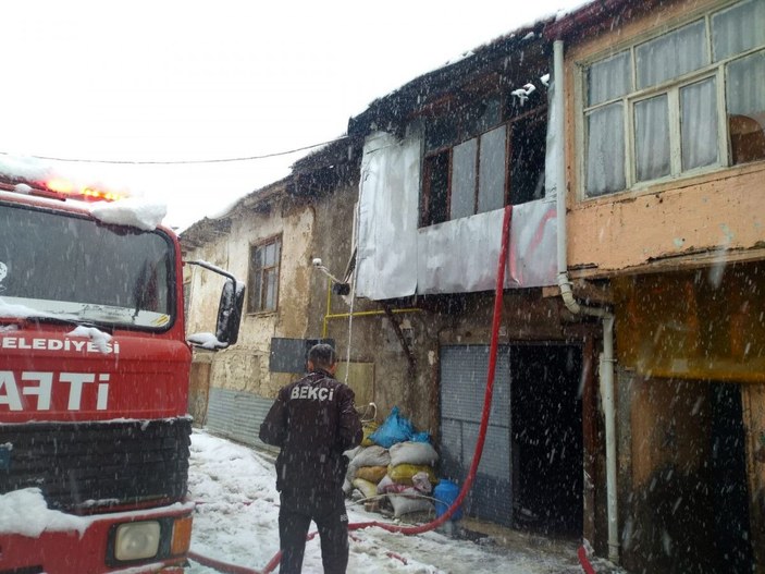 2 kardeş, yangında çöken evlerinin enkazında can verdi -1