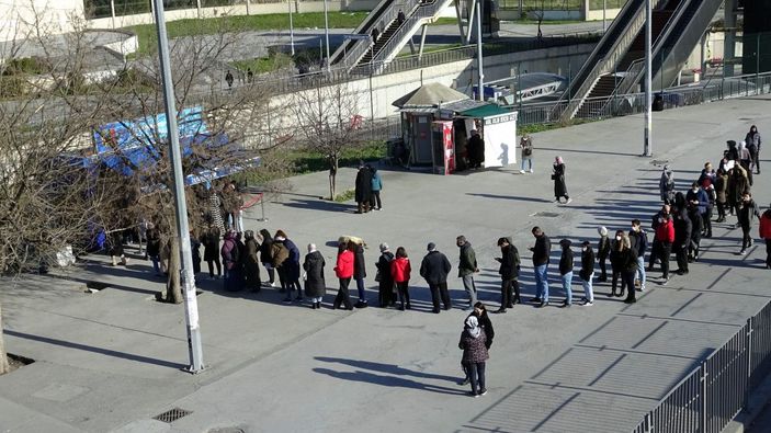 Avcılar’da İstanbul Kart işlem kuyruğu -2