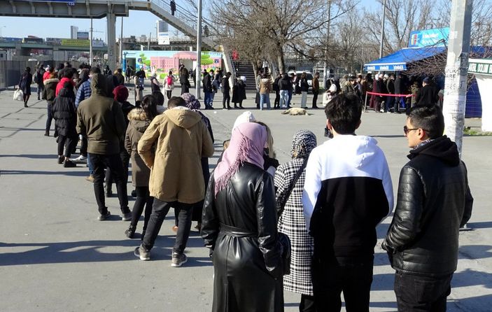 Avcılar’da İstanbul Kart işlem kuyruğu -1