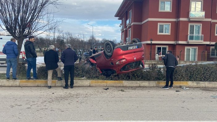 Takla atan otomobil, refüjde ters döndü: 2 yaralı -7