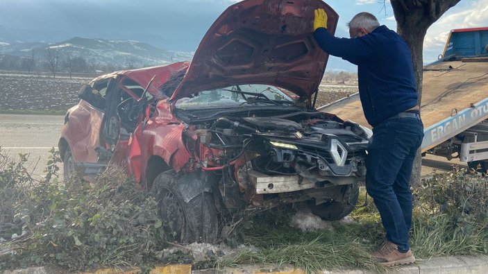 Takla atan otomobil, refüjde ters döndü: 2 yaralı -2