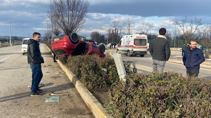 Takla atan otomobil, refüjde ters döndü: 2 yaralı -6