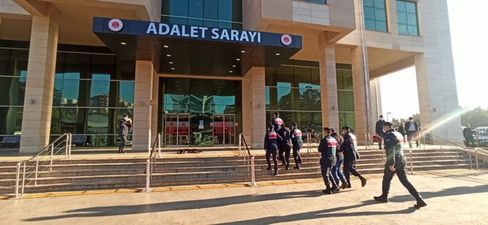 'Yakalayabiliyorsanız yakalayın' dediler, 20 dakikada gözaltına alındılar -1