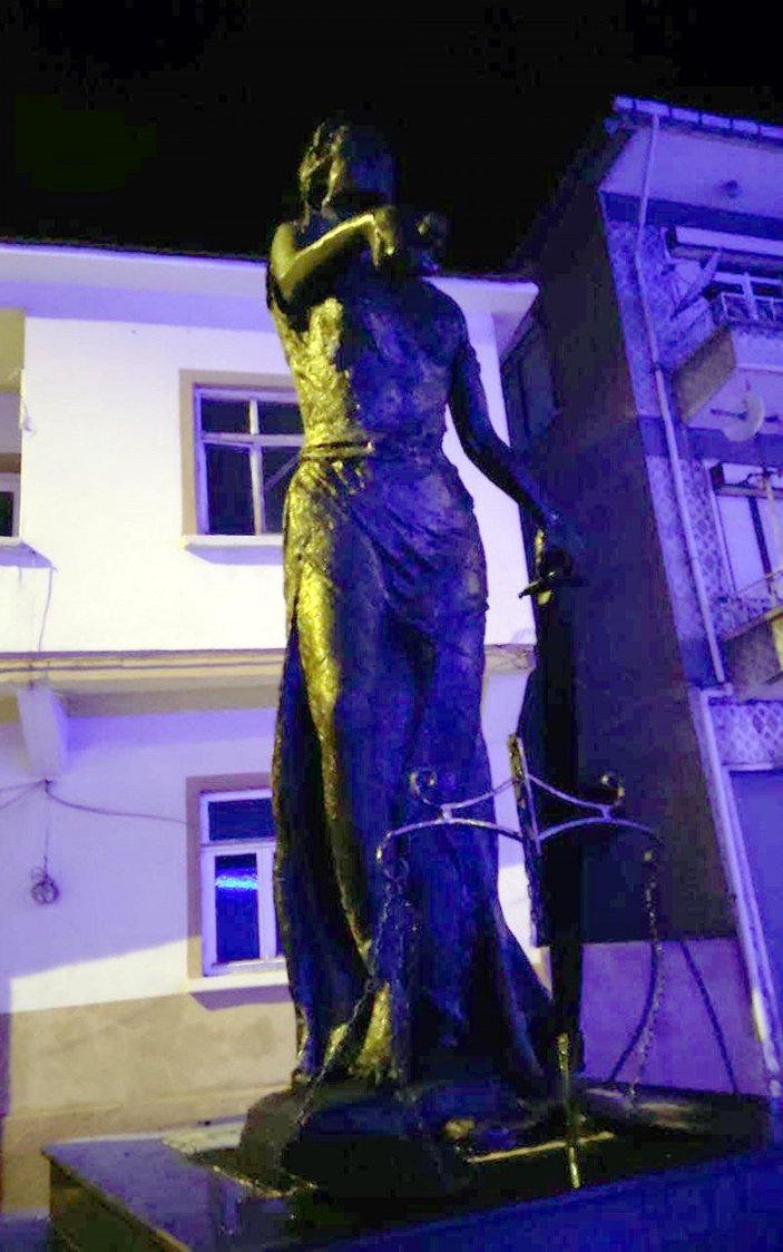 Edirne'deki Adalet Anıtı kundaklandı