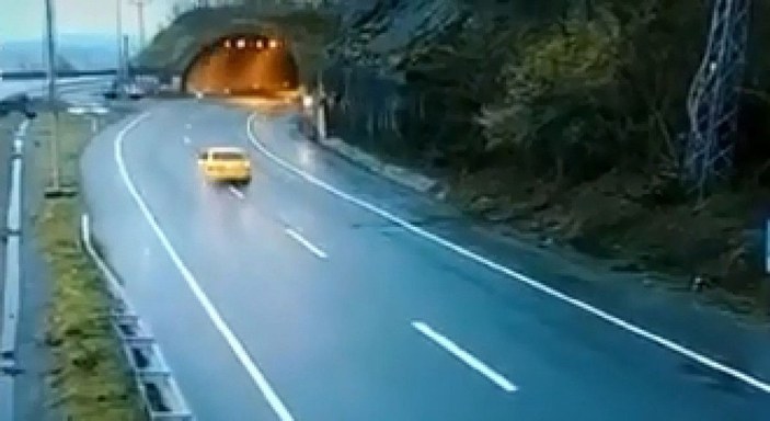 Artvin'de taksi sürücüsünün yamaçtan kopan kayalardan saniyelerle kurtulması kamerada -2