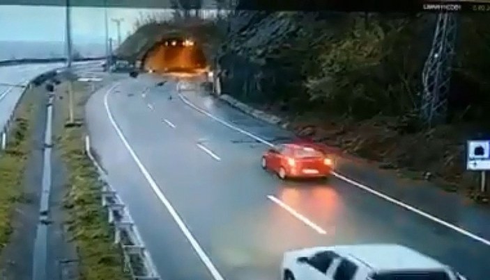 Artvin'de taksi sürücüsünün yamaçtan kopan kayalardan saniyelerle kurtulması kamerada -3