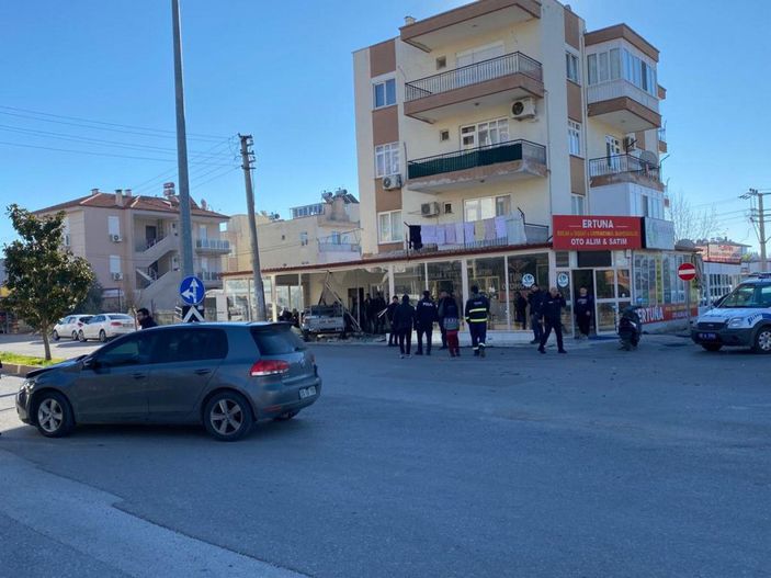 d Otomobilin iş yerine girdiği kaza kamerada -8