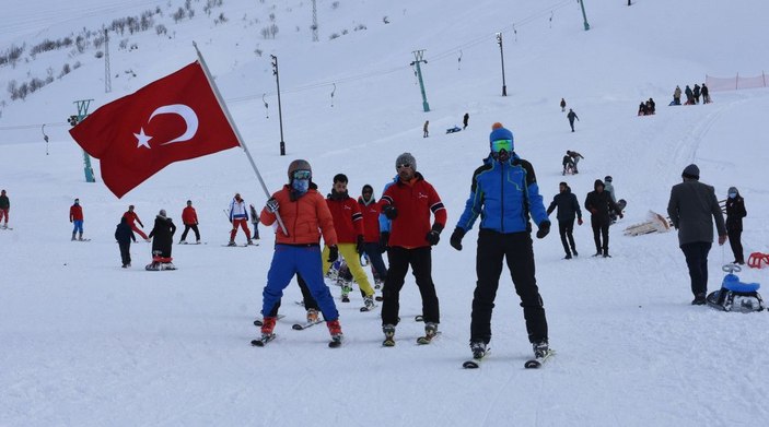 Bitlis'te meşaleli kayak gösterisi