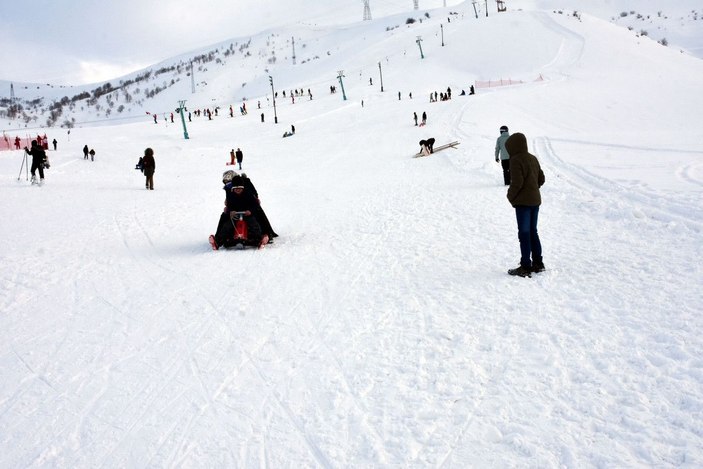 Bitlis'te meşaleli kayak gösterisi